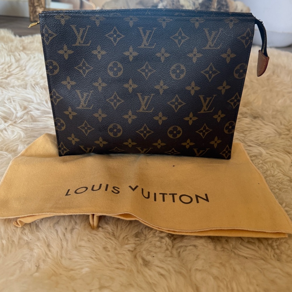 Authentic Louis Vuitton 26 large clutch / cosmetic Toiletry Bag discontinued